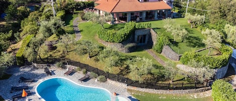 Panoramica dall’alto della Villa , giardino e piscina ad uso degli ospiti 