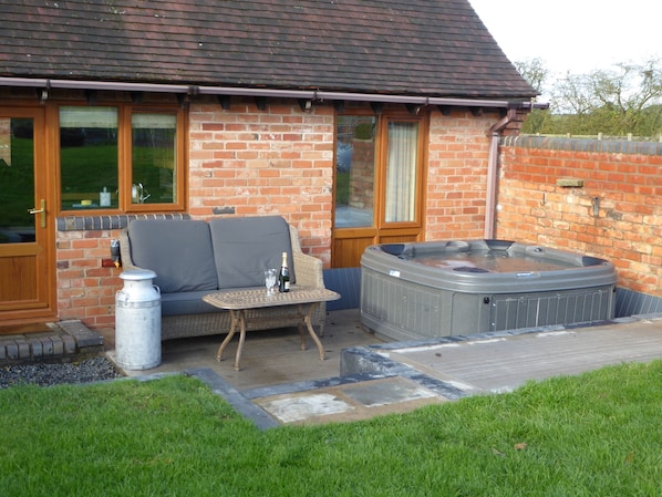 Peaceful private garden where you can enjoy your own private hot tub heated 38c.
