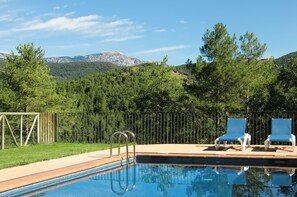 vistas al pre pirineo catalán desde la piscina