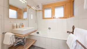 Master en-suite bathroom