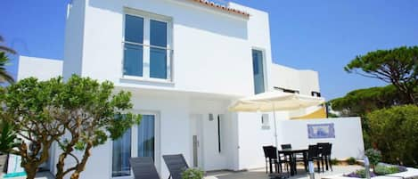 Modern villa overlooking Vale  do Lobo beach. A few minutes to the Praca. T122 - 1