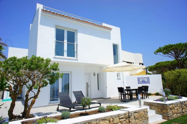 Modern villa overlooking Vale  do Lobo beach. A few minutes to the Praca. T122 - 1