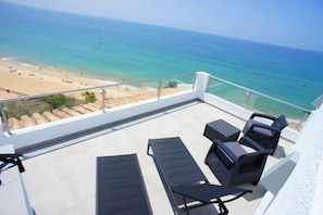 Modern villa overlooking Vale  do Lobo beach. A few minutes to the Praca. T122 - 2