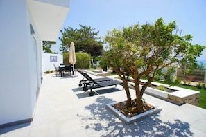 Modern villa overlooking Vale  do Lobo beach. A few minutes to the Praca. T122 - 5