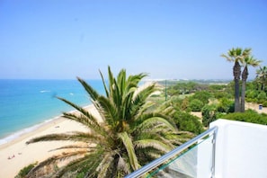 Modern villa overlooking Vale  do Lobo beach. A few minutes to the Praca. T122 - 3