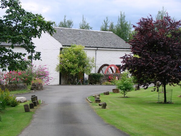 The Lorn Mill with Lui Cottage (Vorlich round the corner)