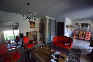 DINING ROOM AND LOUNG