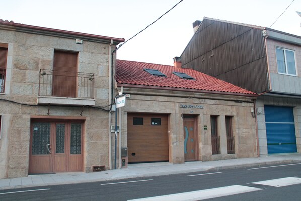 Fachada de ambas casa. A la izquierda, La Casiña.