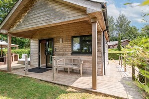 Meadow View lodge private hot tub and  outdoor seating