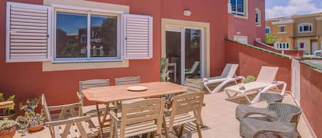 Terraza con solarium y salida directa a las piscinas.