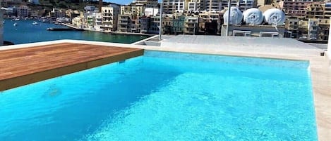 Plunge pool with sea-view