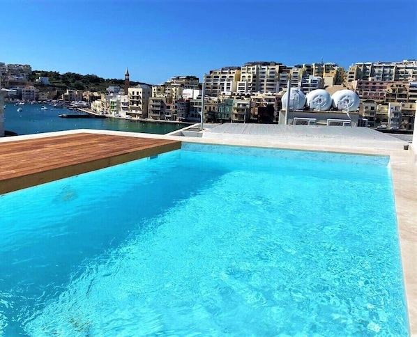 Plunge pool with sea-view