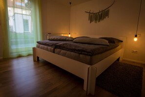 Schlafzimmer mit Doppelbett