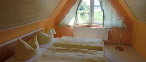 Haus von der Südseite 
Schlafzimmer von außen Dreieckfenster