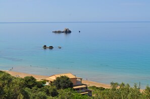 PELEKAS STRAND (KONTOGIALOS BEACH) und Ferienhaus “TOLIS” direkt am Strand.