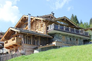 Außenansicht mit Terrasse Sommer