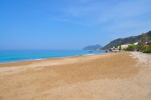 Beach in front of the beach houses "Yannis" to the right