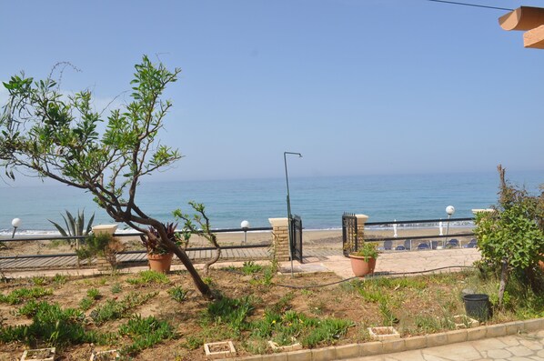 Yannis Beach house 4, DIRECTLY on the beautiful sandy beach of Agios Gordios