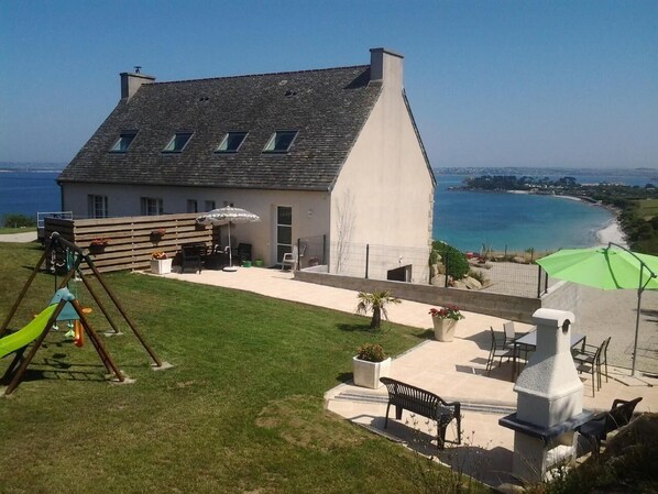 Garden furniture, dining area and barbecue area, with sea views. Everything is private.
