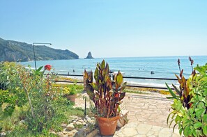 Das Ferienhaus liegt in der ruhigeren Ecke, mit tollem Meerblick über die Bucht