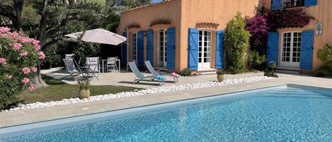 Piscine et terrasse à l'arrière de la maison exposé Sud