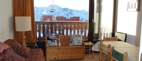 Séjour - salle à manger avec splendide vue sur la Cime Caron