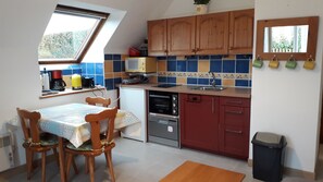 Cuisine avec frigo, plaque de cuisson, four, lave-vaisselle 6 couverts.