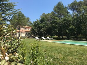 La maison vue du jardin