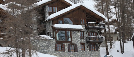 Vue de la façade du chalet Cristal de la station