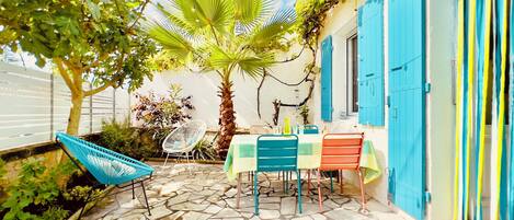 Terrasse / Patio avec table et chaises 