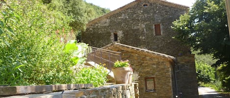 arrivée et parking devant le gîte