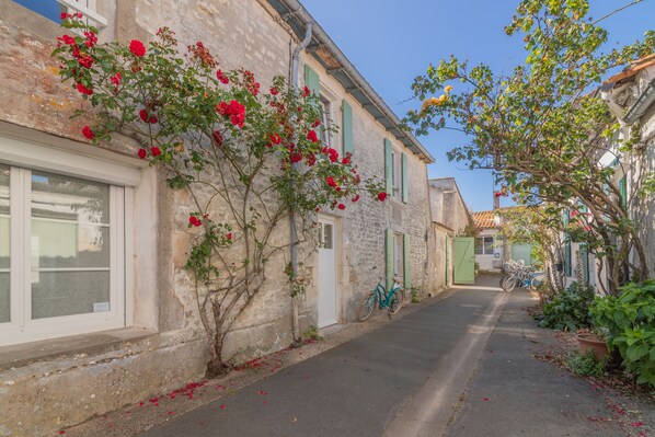 Traditional and charming house, 3***, in the village heart. Complety renovated 