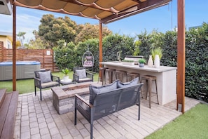 Private Backyard w/ Outdoor kitchen BBQ, Fire Pit and Spa