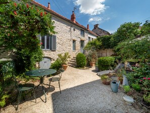 La cour d'accueil