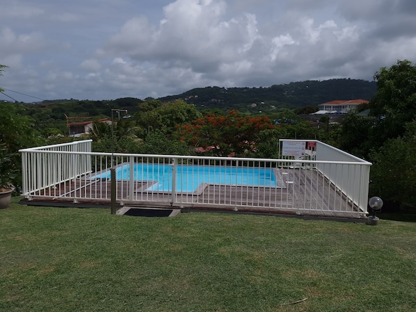 une piscine aussi reposante que sécurisée si vous avez des enfants 