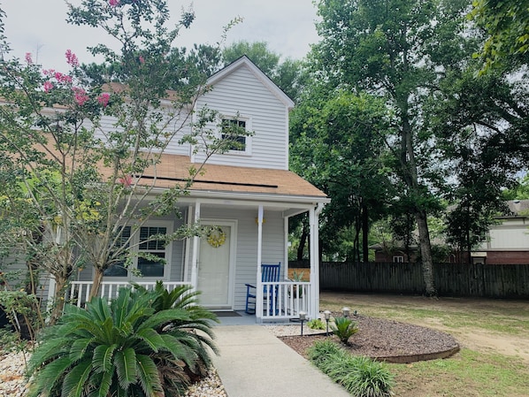 Central bet quite and safe location, between beaches and historic Charleston.