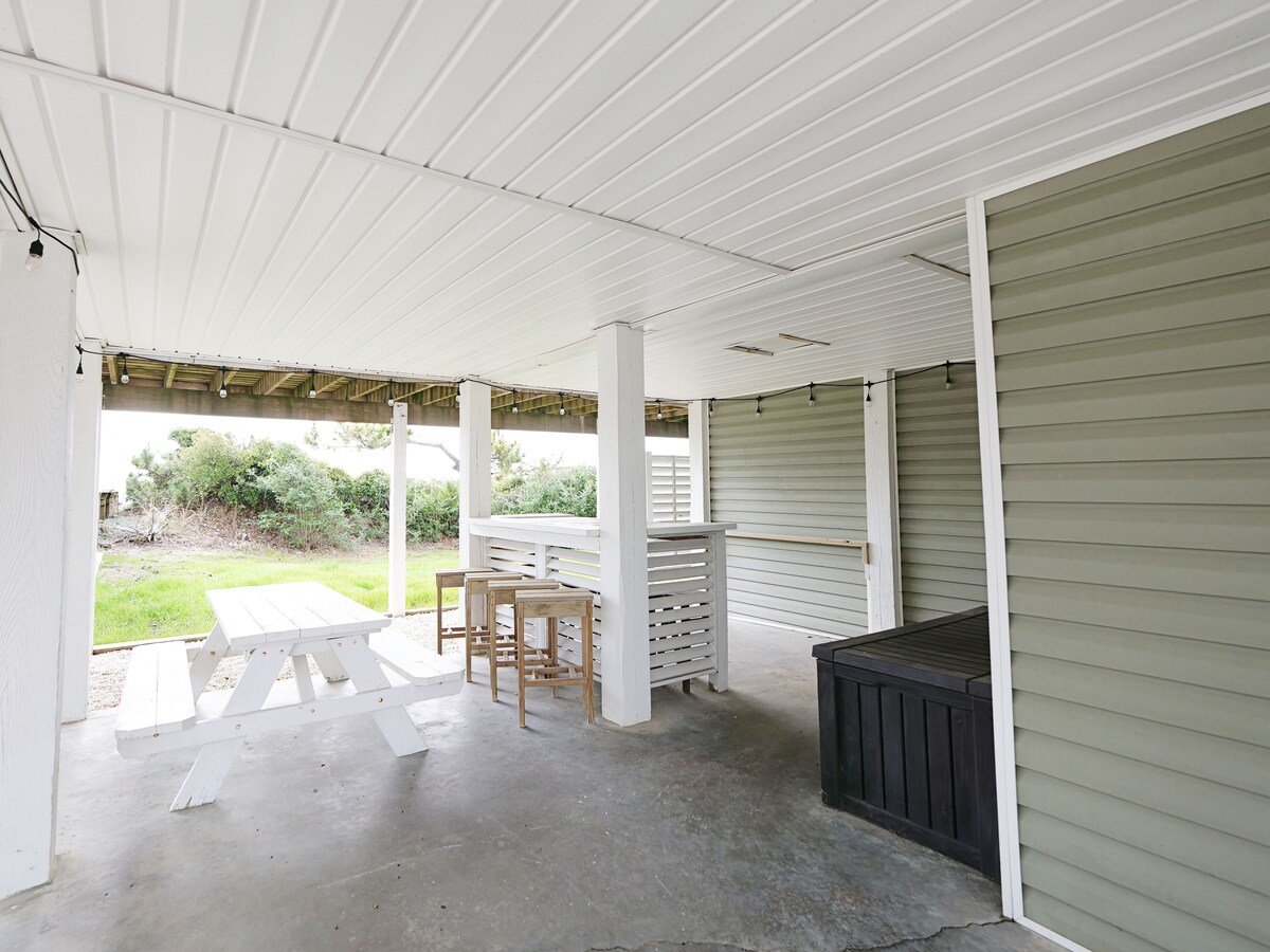 “Knot On Call” – Luxury Oceanfront Home, 4 Bedrooms / 2 Bathrooms