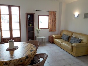 Sunny living room 