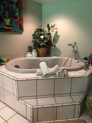 8 -Jet Jacuzzi Tub.