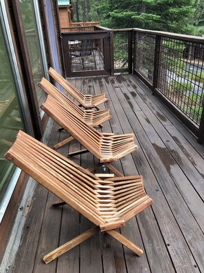 Enclosed Front Deck: Seating