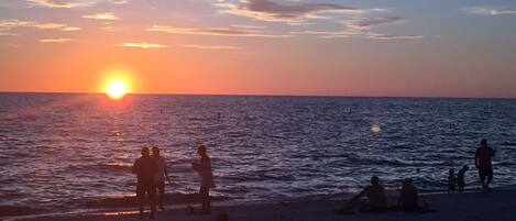 Enjoy endless Sunsets at Bonita Beach & Docs Bar.
Minutes from P.Sound