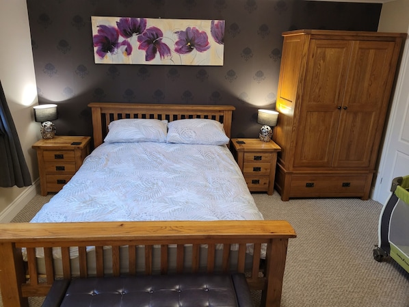 kingsize bed with ensuite shower room