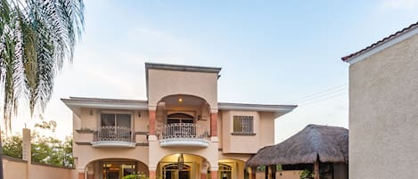 Amazing Villa downtown w/ 5 bedrms 5 bathroom  pool and breakfast included