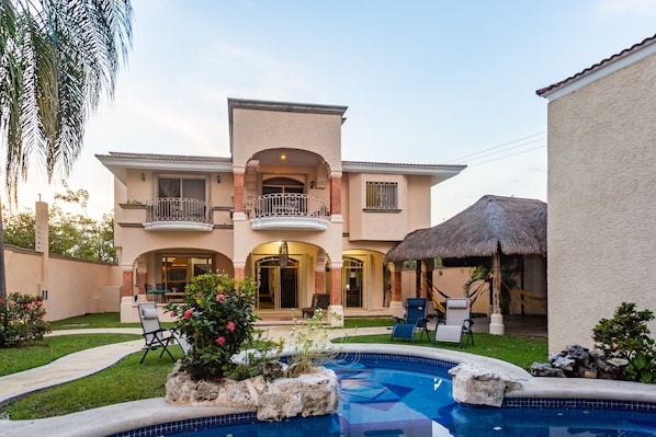 Amazing Villa downtown w/ 5 bedrms 5 bathroom  pool and breakfast included