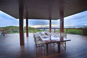 Outdoor dining on the entertainment deck.