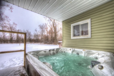 Blue Mountain 6 Bdrm VERY PRIVATE Cottage on 10 acres, Outdoor Hot Tub