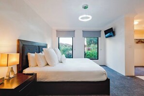 Stretch out in the spacious king bedroom with en-suite, walk-in robe, and wall-mounted TV for easy holiday living.