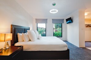 Stretch out in the spacious king bedroom with en-suite, walk-in robe, and wall-mounted TV for easy holiday living.