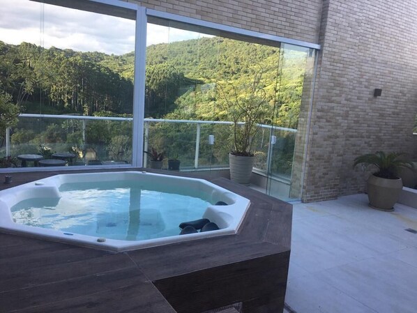 Outdoor spa tub