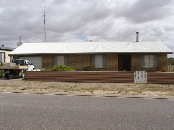 Comfortable, spacious  home on corner block.  Book 7  nights - Pay for only 5.